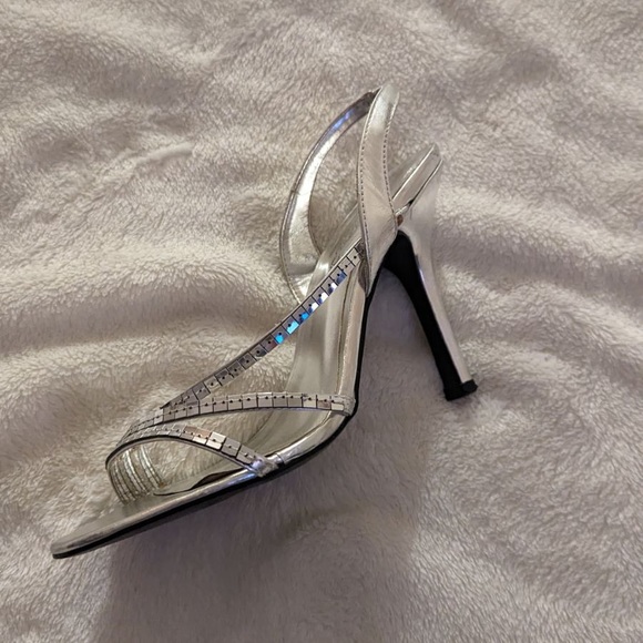Le Chateau silver high heels - Picture 4 of 4